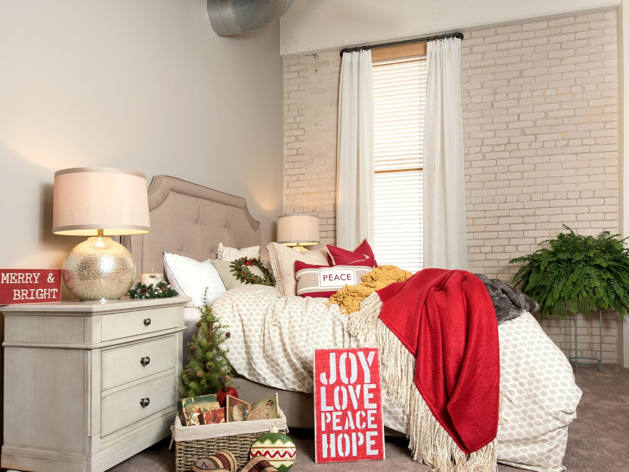 Decorating a holiday guest room