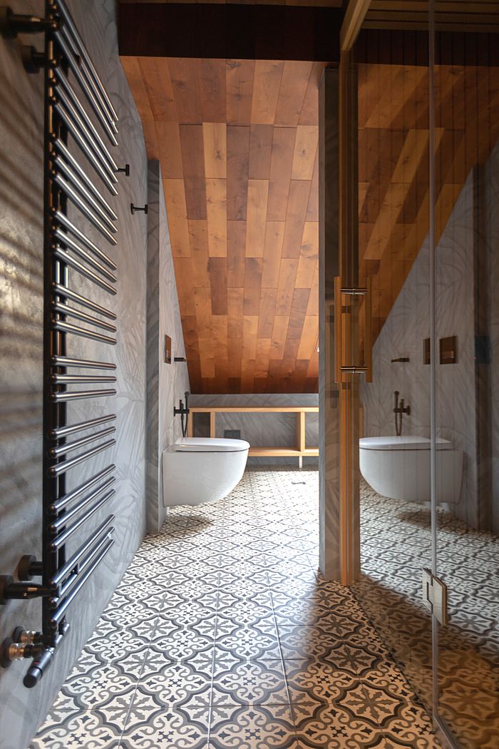 Contemporary mountain cabin bathroom.